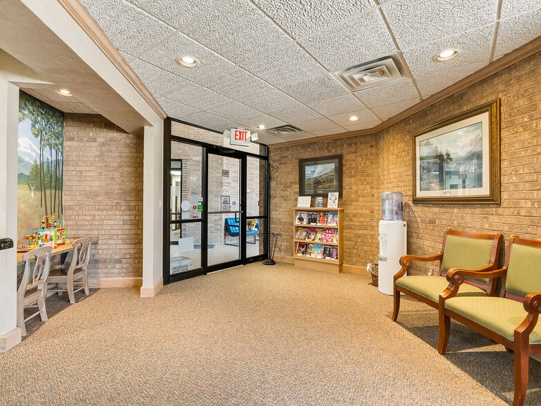 More Photos Of 931 Arlington St, Ada Office For Sale