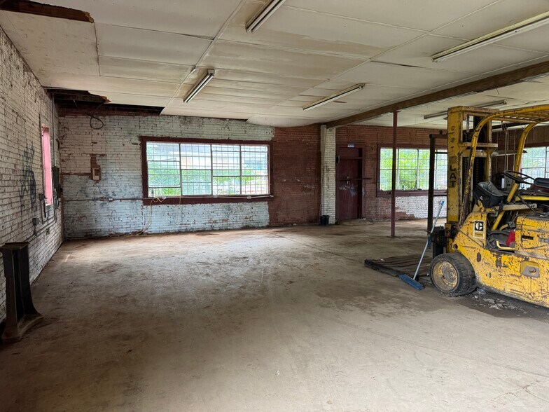 More Photos Of 302 S Louise St, Atlanta Light Manufacturing For Sale