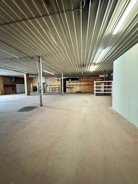 More Photos Of 1600 1st Ave NE, Austin Warehouse For Sale