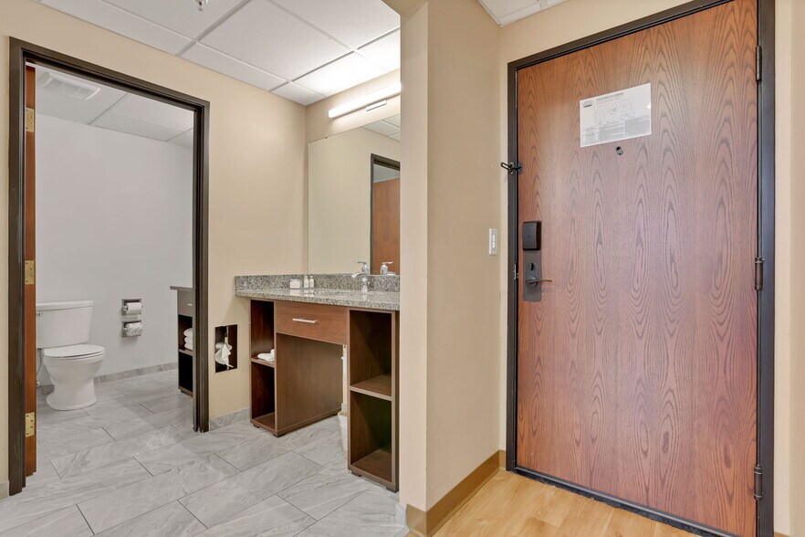 More Photos Of 301 Broadway, Lorain Hotel For Lease