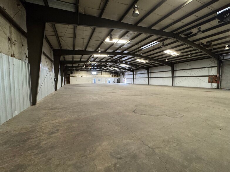 More Photos Of 445 E Menlo Ave, Hemet Warehouse For Lease