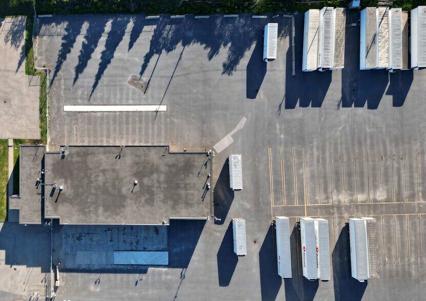 More Photos Of 1590 Boul Hymus, Dorval Distribution For Lease
