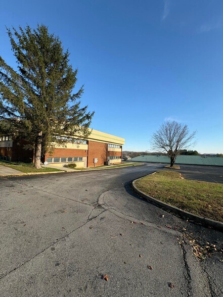 More Photos Of 340 Bogle St, Somerset Medical For Sale