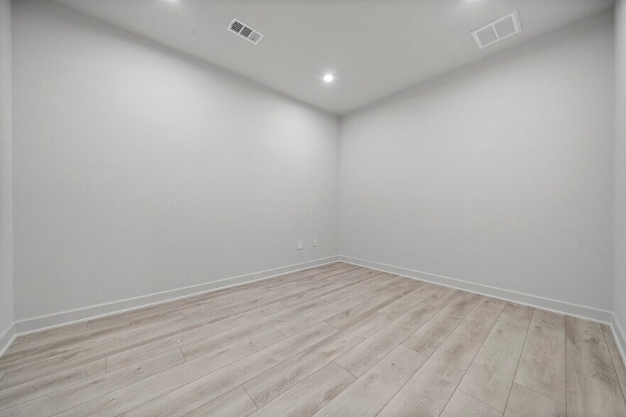 More Photos Of 1325 Main St, Katy Medical For Lease