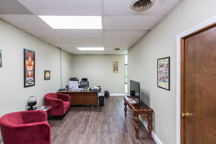 More Photos Of 2020 W 3rd St, Little Rock Office Residential For Lease