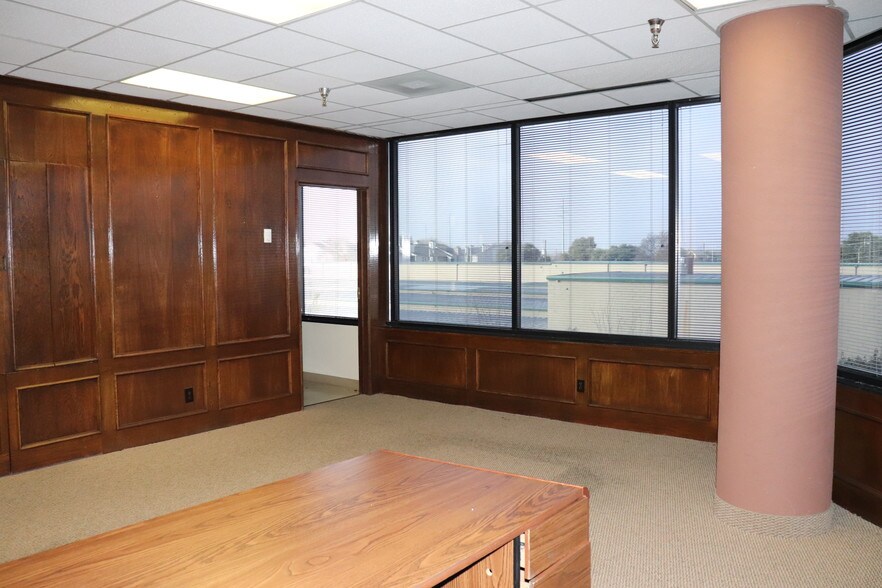 More Photos Of 9550 Skillman St, Dallas Office For Sale