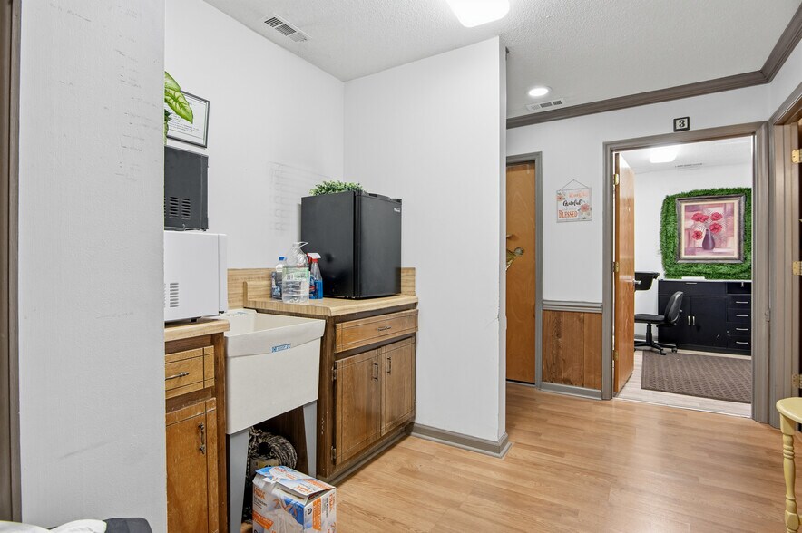 More Photos Of 411 Western Blvd, Jacksonville Medical For Lease