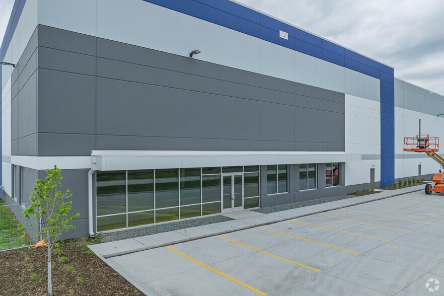 More Photos Of 8730 Northwest Blvd, Davenport Industrial For Lease