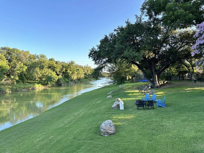 More Photos Of 205 SW Barnard St, Glen Rose Hotel For Sale