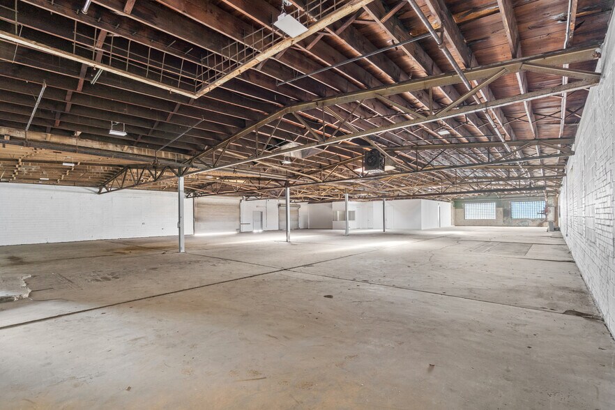 More Photos Of 5611 Clinton Dr, Houston Warehouse For Lease