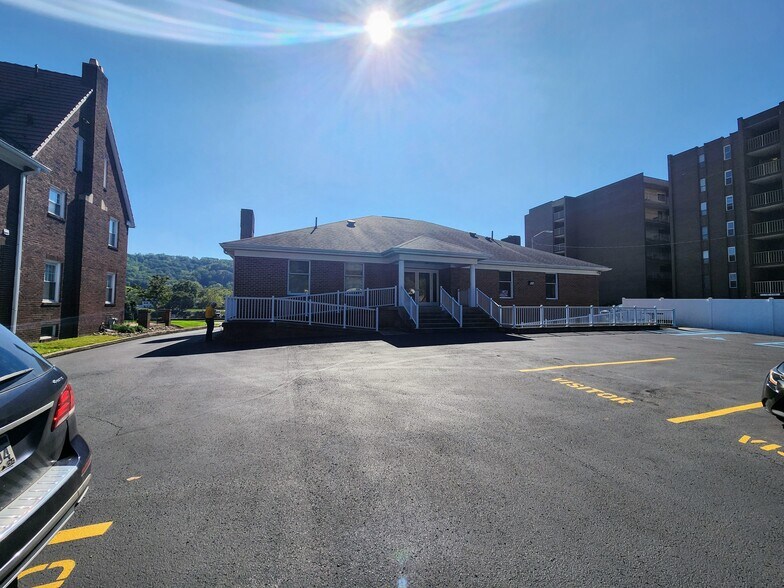 More Photos Of 2110 Kanawha Blvd E, Charleston Office For Lease