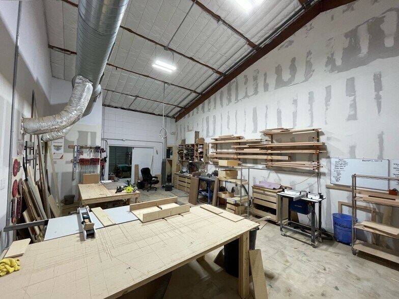 More Photos Of 2118 Mannix Dr, San Antonio Showroom For Sale