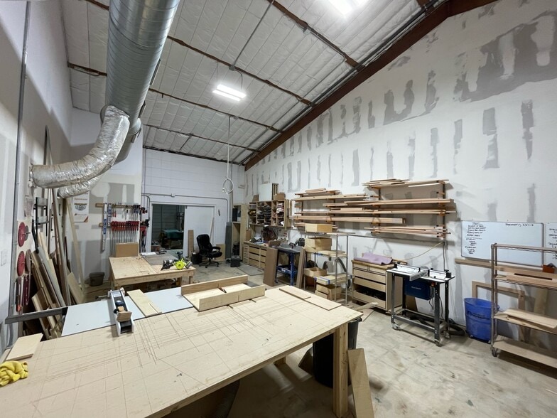 More Photos Of 2118 Mannix Dr, San Antonio Showroom For Sale