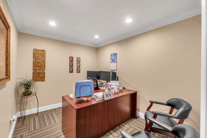 More Photos Of 308 Elizabeth St, Brandon Office For Lease