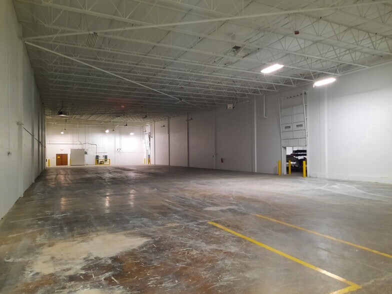 More Photos Of 7801 N Central Dr, Lewis Center Light Distribution For Lease
