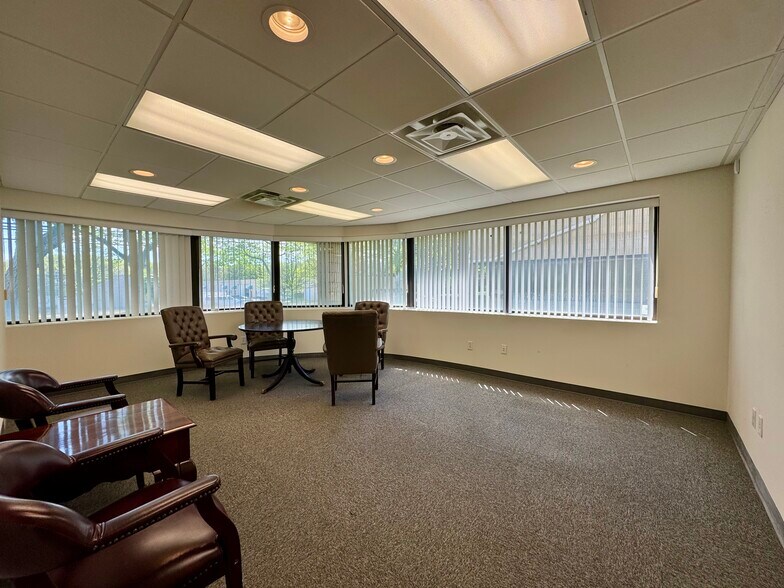 More Photos Of 1320 Lincoln Ave, Holbrook Warehouse For Lease