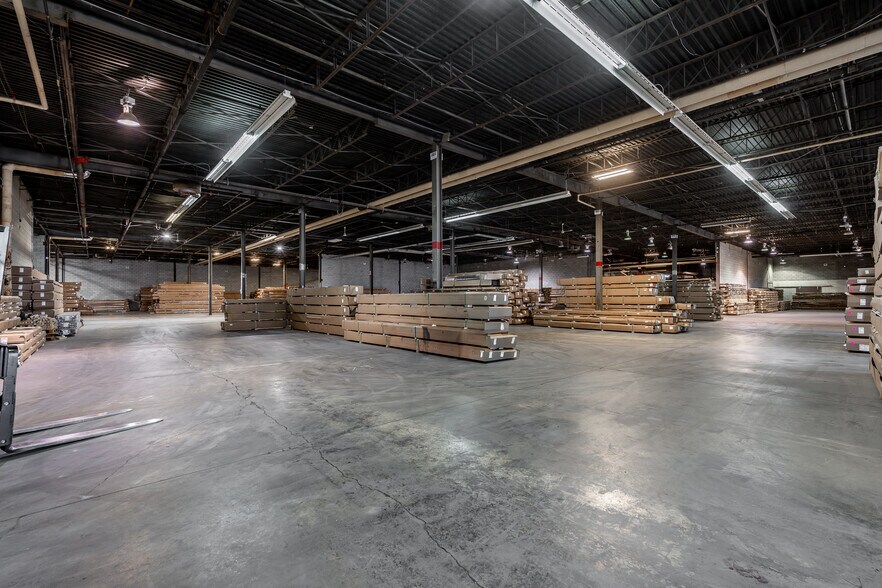 More Photos Of 1000 Boul Saint-Martin O, Laval Warehouse For Lease