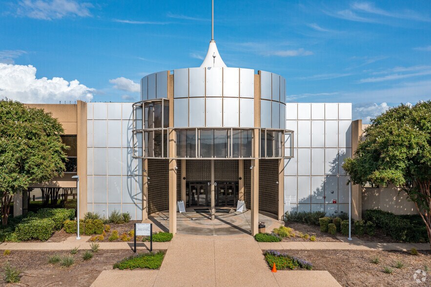 More Photos Of 5555 N Beach St, Fort Worth Office For Lease