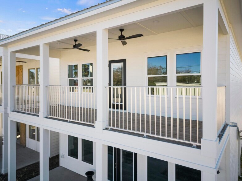 More Photos Of 304 Long Ave, Port Saint Joe Storefront Retail Residential For Sale