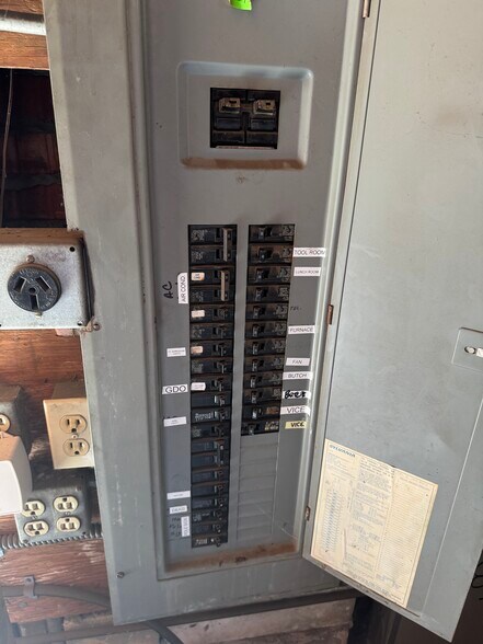 More Photos Of 3025 N Saint Peters Pky, Saint Peters Showroom For Sale