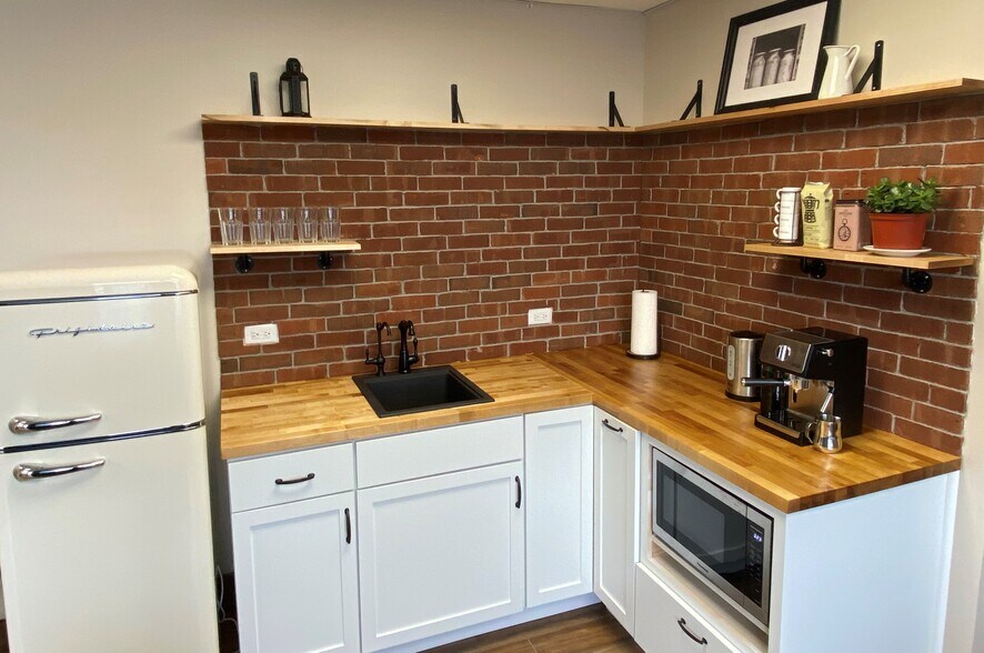 More Photos Of 1104 Lunt Ave, Schaumburg Industrial For Lease