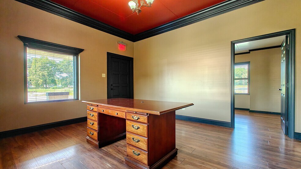 More Photos Of 512 Stonewall St N, McKenzie Office For Sale