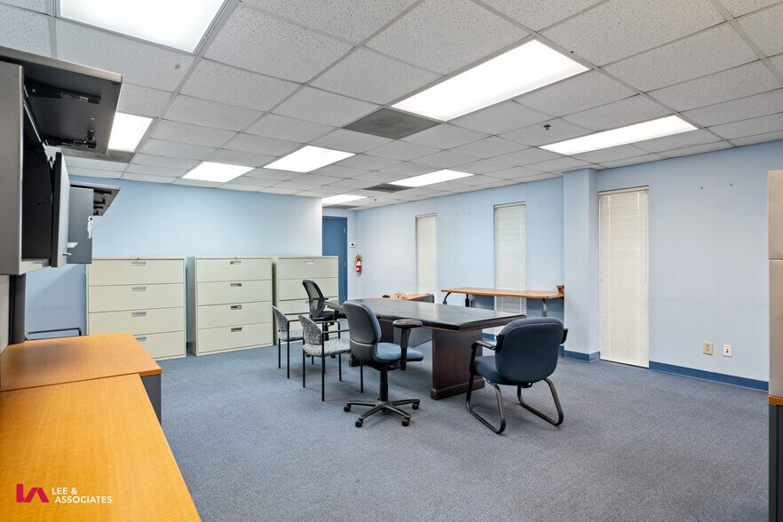 More Photos Of 309 Cash Memorial Blvd, Forest Park Distribution For Lease