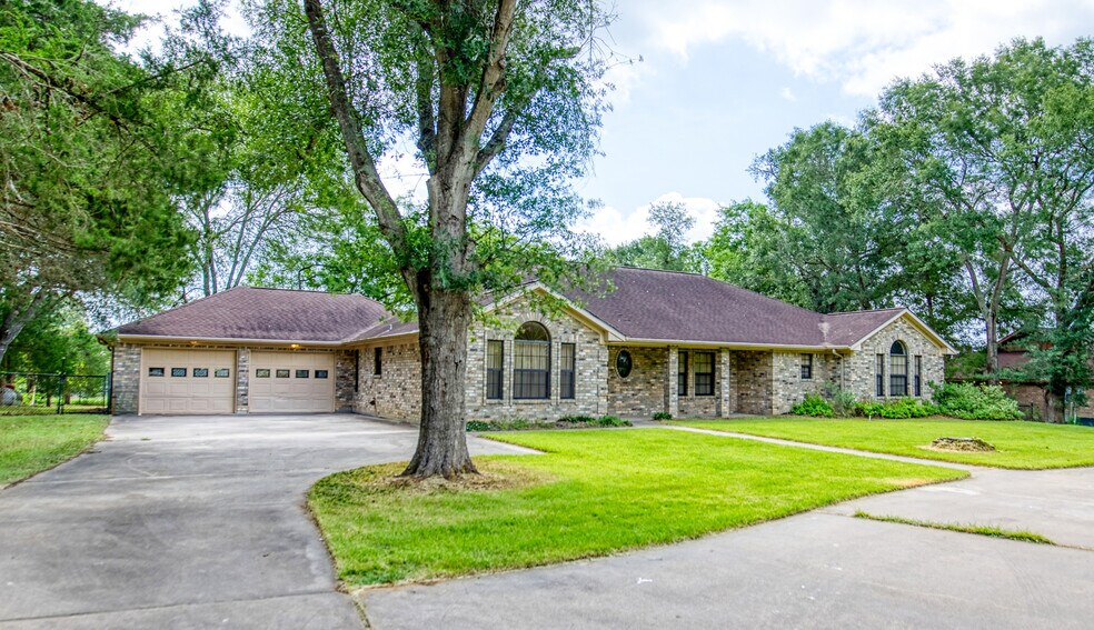 More Photos Of 655 Farmers Rd, Brenham Loft Creative Space For Sale