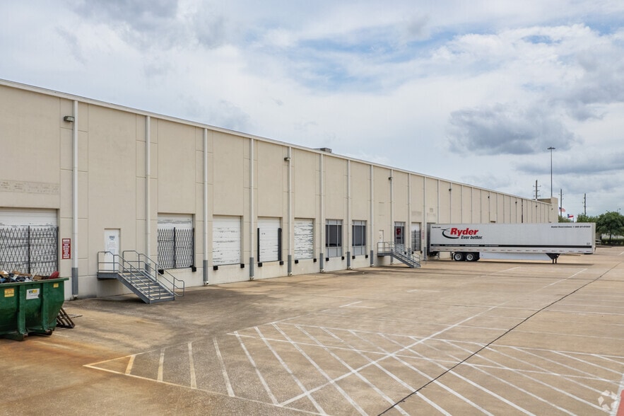 More Photos Of 7049 Brookhollow West Dr, Houston Distribution For Lease