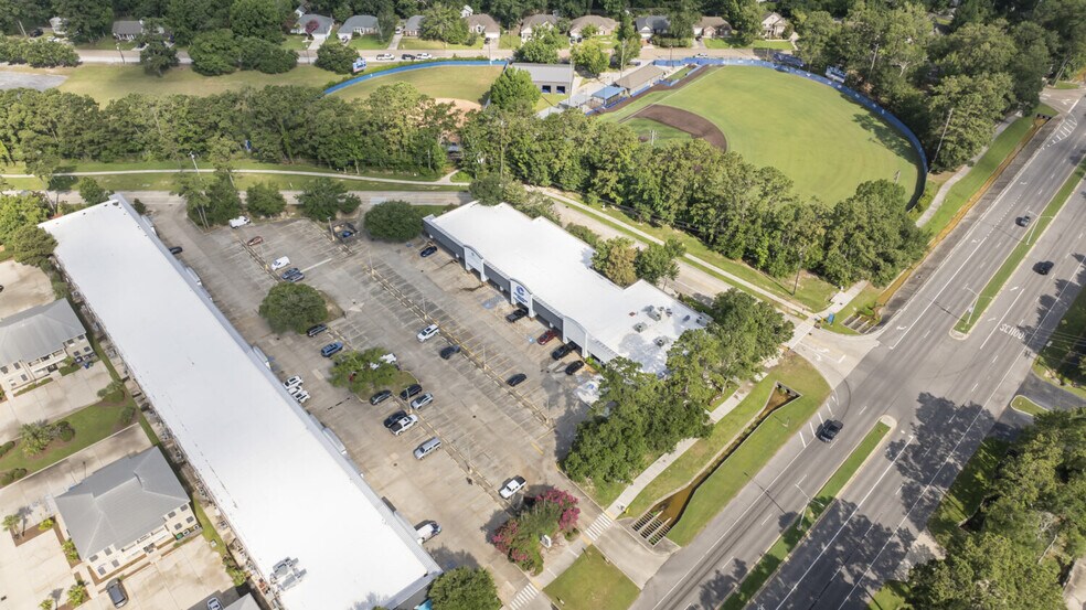 More Photos Of 1200 W Causeway Approach, Mandeville Storefront Retail Office For Lease