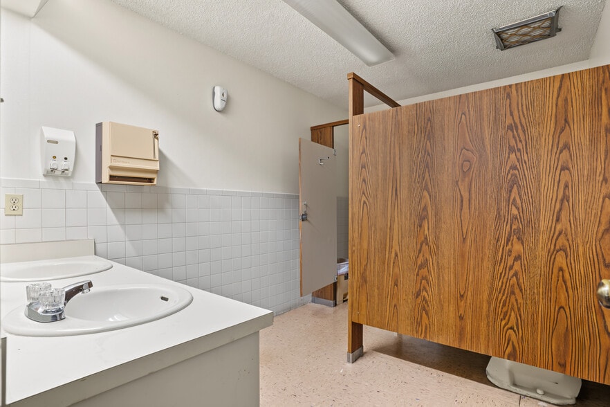 More Photos Of 12625 40th St N, Clearwater Warehouse For Sale