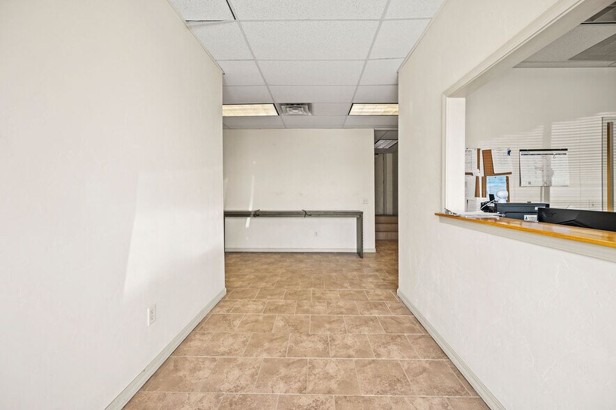 More Photos Of 2005 CR 319, Rifle Warehouse For Lease
