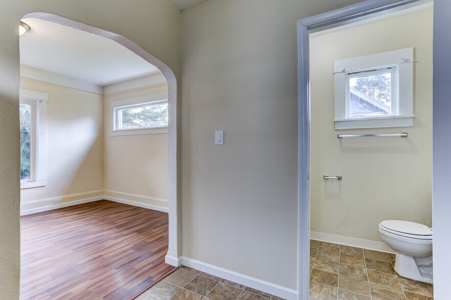 More Photos Of 1512 Franklin St, Vancouver Apartments For Sale