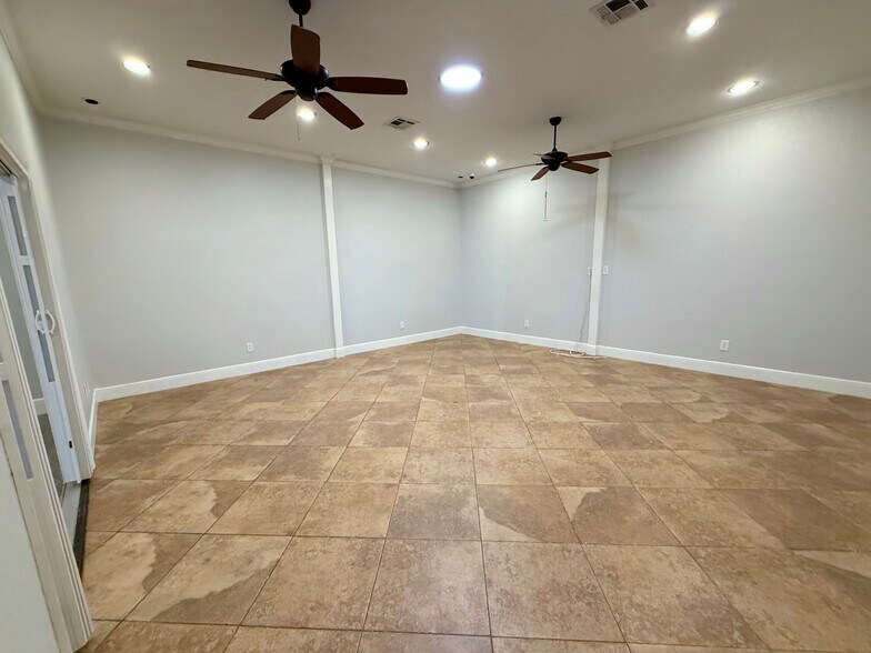 More Photos Of 1115 Chateau Woods Parkway Dr, Conroe Light Manufacturing For Lease