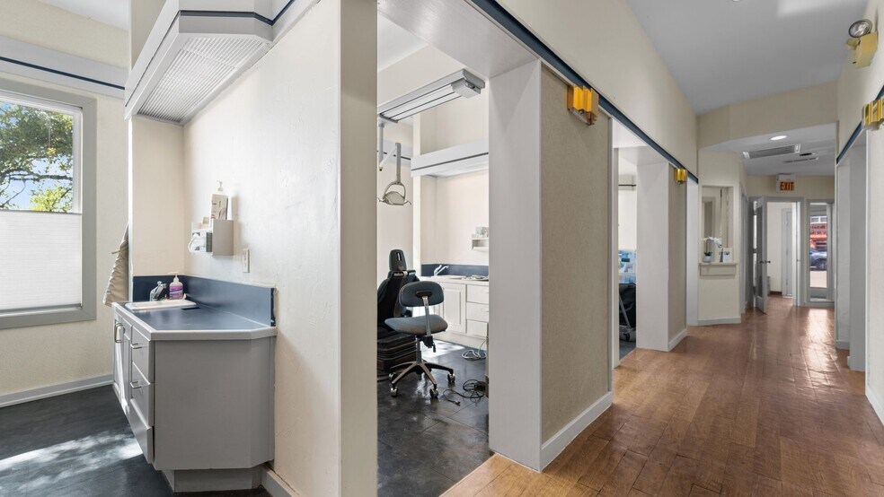 More Photos Of 189 Historic Town Sq, Lancaster Medical For Sale