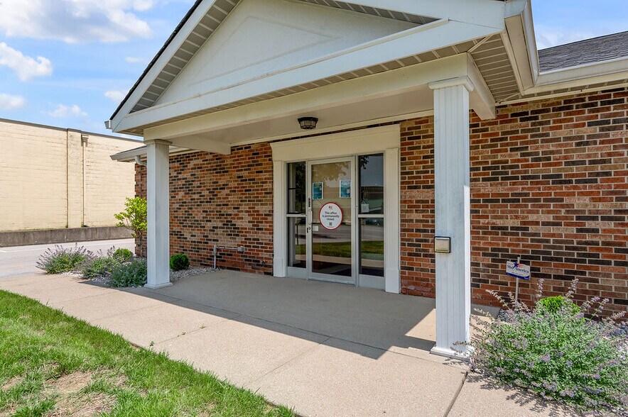 More Photos Of 250 Crossfield Dr, Versailles Industrial For Lease