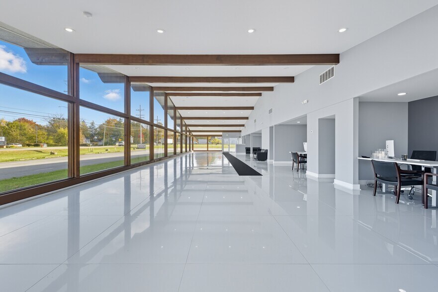 More Photos Of 801 W Grant Hwy, Marengo Showroom For Lease