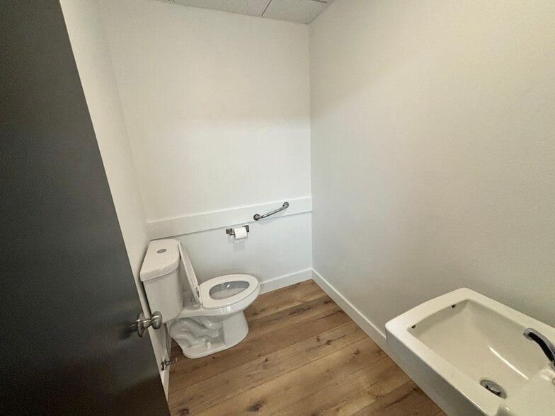 More Photos Of 2185 Liberty St NE, Salem Medical For Lease