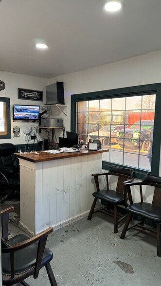 More Photos Of 710 Shepherd Dr, Garland Warehouse For Lease