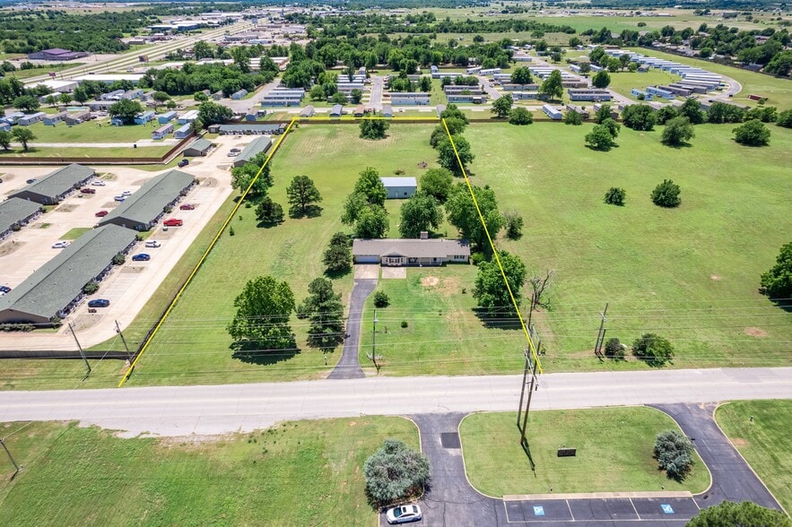 Primary Photo Of 523 W Country Club Rd, Chickasha Office Residential For Sale