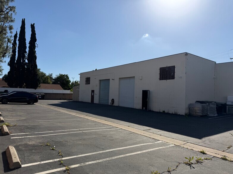 More Photos Of 7700-7704 Kester Ave, Van Nuys Warehouse For Lease