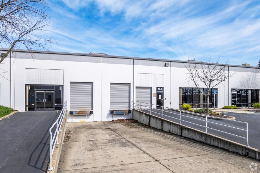 More Photos Of 3144 Venture Dr, Lincoln Warehouse For Lease