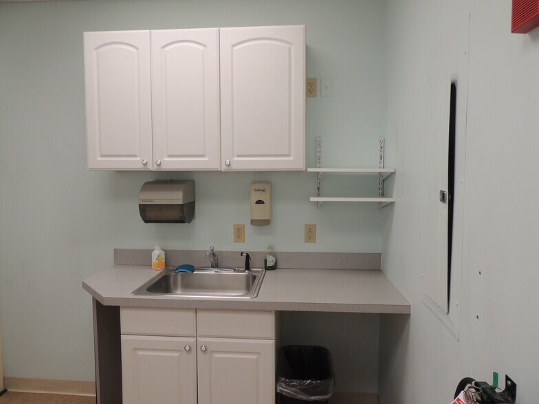 More Photos Of 207 Stage Rd, Hampstead Medical For Lease