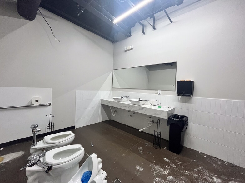 More Photos Of 5316 Washington Ave, Houston Bar For Lease