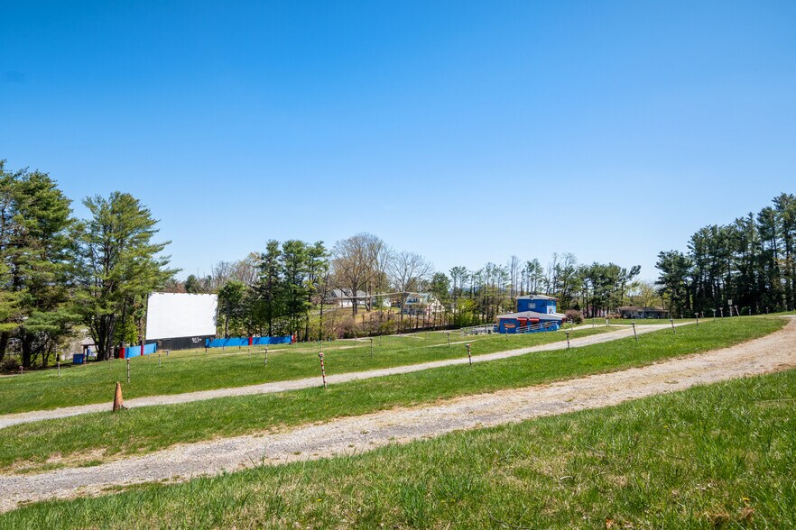 More Photos Of 275 Starlight Dr, Christiansburg Theater Concert Hall For Sale