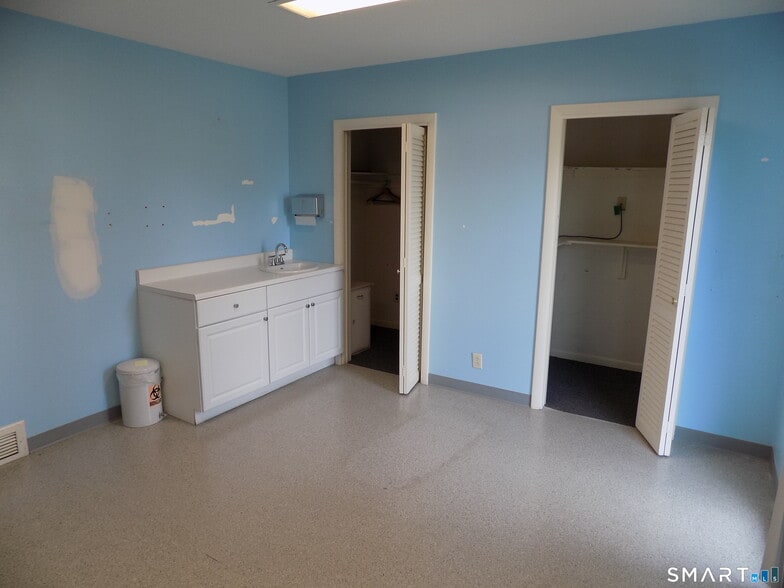More Photos Of 85 Beleden Gardens Dr, Bristol Medical For Sale