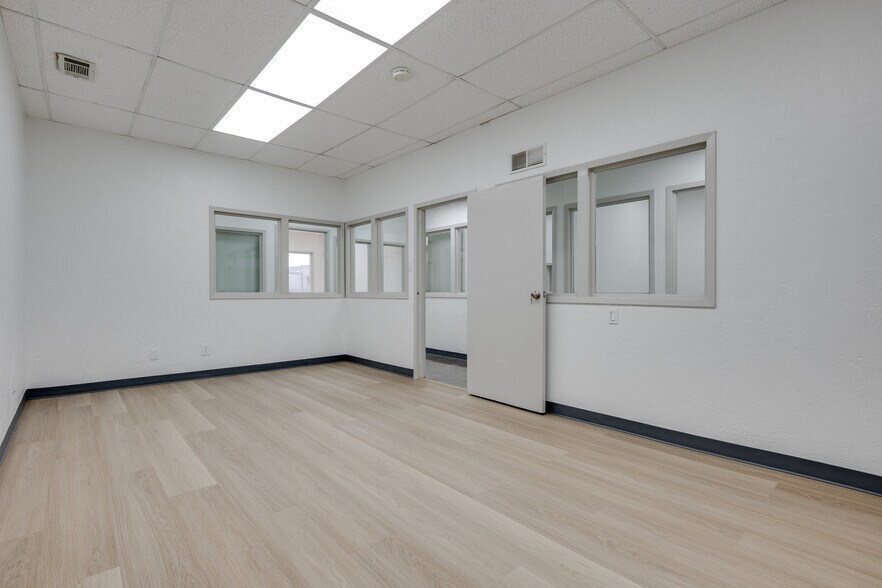 More Photos Of 2560 E Long Ave, Fort Worth Service For Lease
