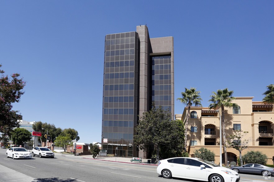 More Photos Of 18321 Ventura Blvd, Tarzana Office For Lease