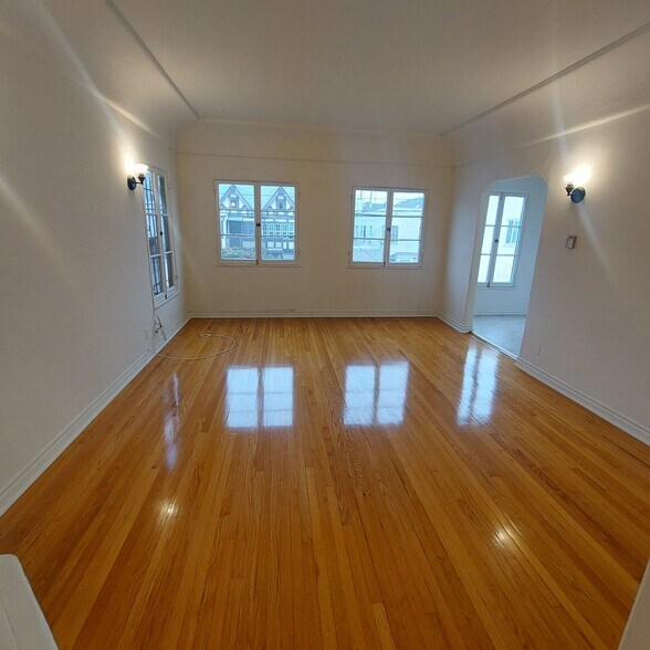 More Photos Of 626 S Cloverdale Ave, Los Angeles Apartments For Sale