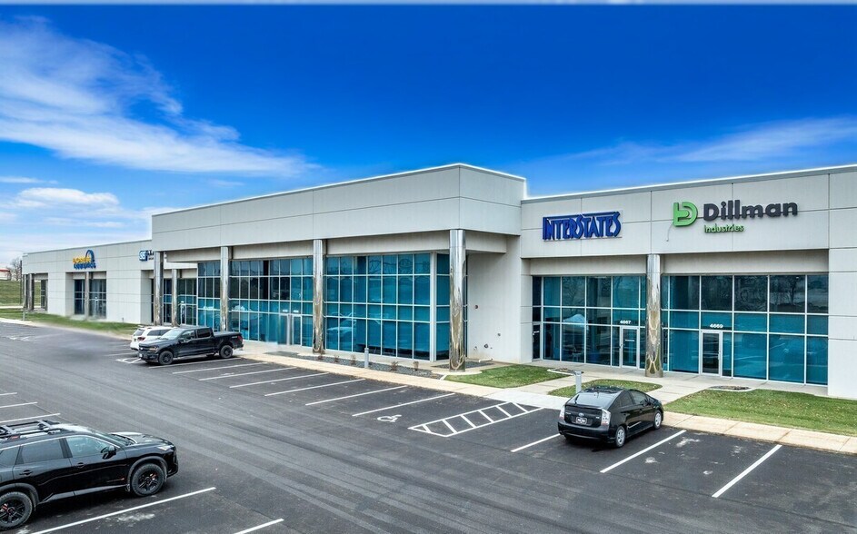 More Photos Of 4651-4677 121st St, Urbandale Showroom For Lease